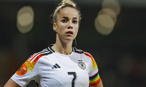 Секси футболистка на Байерн Мюнхен: Постоянно получавам снимки на голи мъже - 1