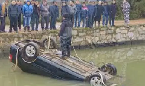 Автомобил, управляван от 49-годишна жена, падна в езеро в Китай - загинали са осем човека