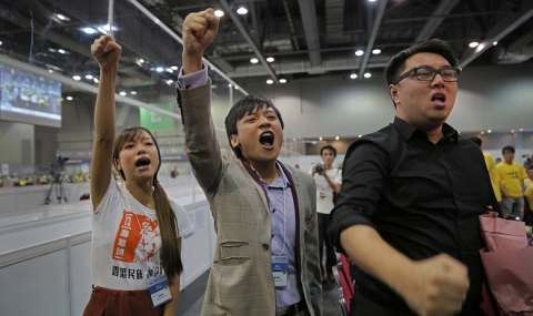 Млади протестиращи печелят избори в Хонконг - 1