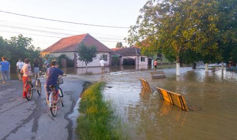 Проливни дъждове потопиха Румъния под вода (ВИДЕО) - 1