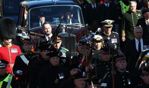 Крал Чарлз Трети застана начело на траурното шествие с ковчега на Елизабет Втора в Единбург - 1