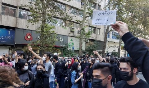 Най-малко 330 загинали на протестите в Иран - 1