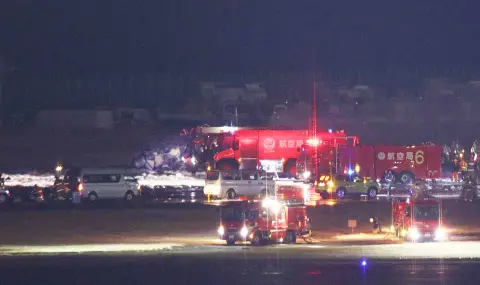 Пътниците от самолета, който избухна в пламъци на летището в Токио, са спасени - 1