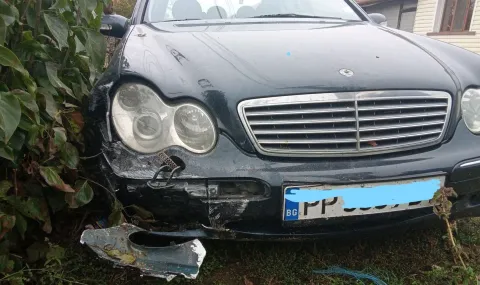 A minor crashed into a fence of a house with his father's car - 1