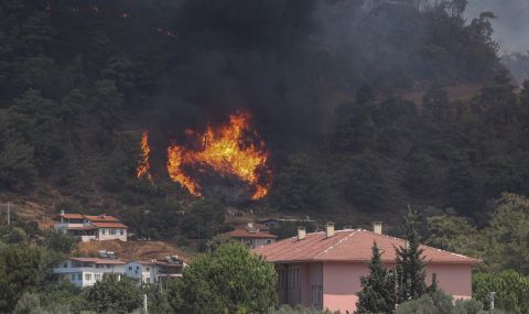 Туристи бягат от пожарите в турските курорти - 1