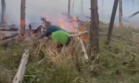  Пожарникари, доброволци и горски гасят в Рила - 1