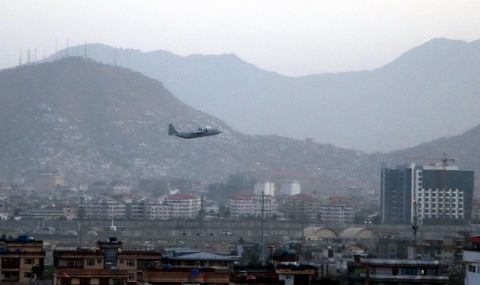 Под обстрел! Още ракети са били изстреляни по летището в Кабул - 1