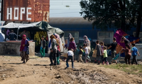 Гърция пуска кепенците на лагера в Идомени - 1