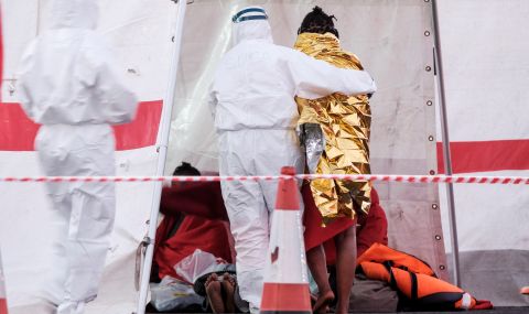 Извадиха телата на 21 мигранти, потънали край Тунис - 1