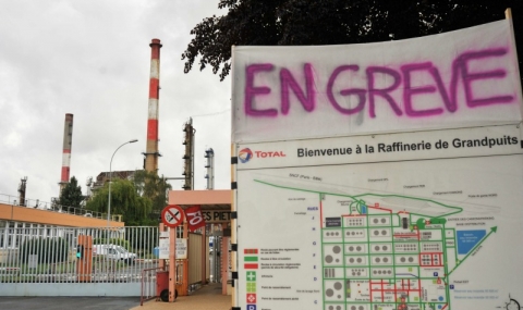 Стотици бензиностанции във Франция останаха на сухо - 1