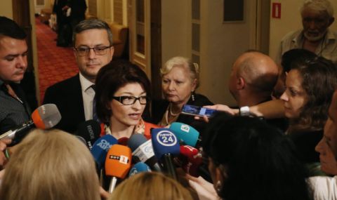 Десислава Атанасова: След 6 месеца в коалицията достигнаха до ниво нулева толерантност помежду си  - 1