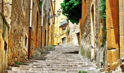 Държава забрани издаването на „златни визи“ на граждани от Русия и Беларус - 1