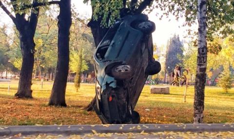 Кола се преобърна в парк в Стара Загора - 1