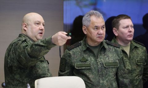 Затягане на редиците! Сергей Шойгу и генерал Герасимов се срещнаха с командири на войски, воюващи в Украйна  - 1