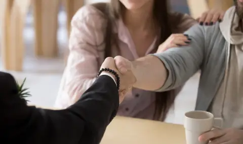 Млади хора, напускащи приемна грижа, настояват за законова подкрепа след навършване на пълнолетие - 1