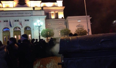 Протестиращи запалиха контейнери за смет пред парламента (обновена) - 1