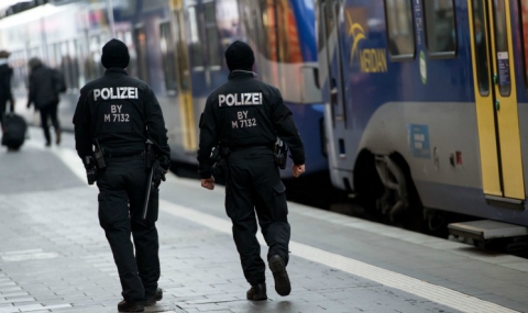 Бежанци нападнаха пенсионери в мюнхенското метро - 1