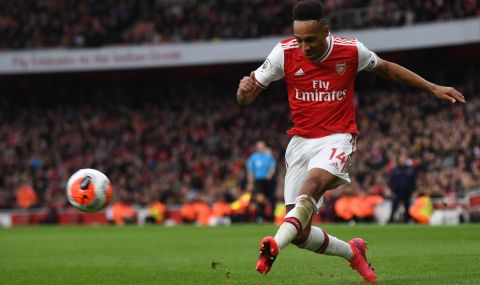 Звезда на Арсенал спа на летището заради административен проблем - 1