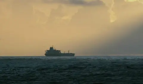 Хусите атакуваха британския петролен танкер "Андромеда стар" в Червено море - 1