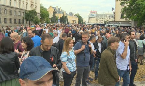 Протест в центъра на София: "Радев работи за руските интереси" - 1