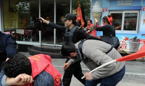 Турската полиция използва сълзотворен газ срещу демонстранти - 1