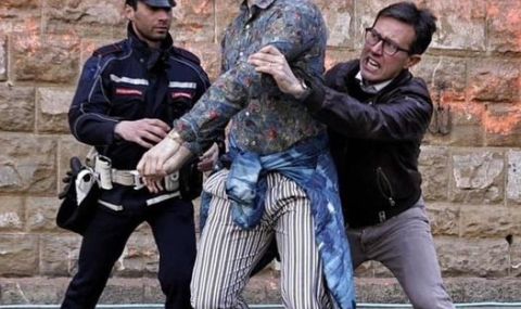 Италиански екоактивисти напръскаха с боя общинска сграда във Флоренция - 1