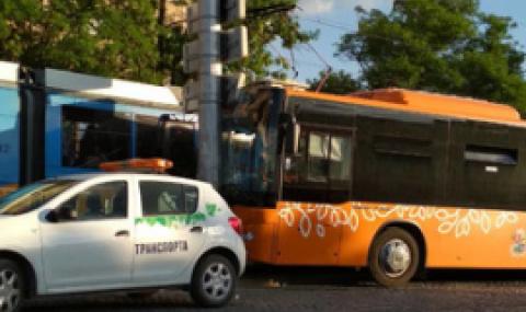 Автобус се заби в уличен стълб в София - 1