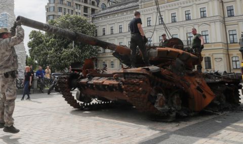 Във Варшава показаха два руски танка, унищожени в боевете в Украйна - 1