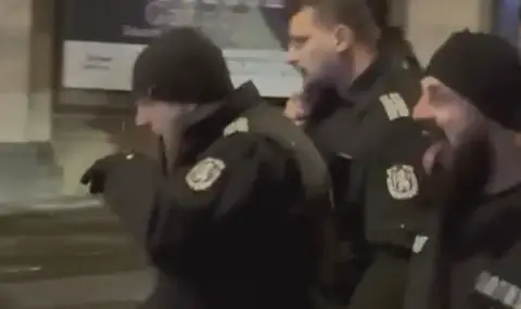СДВР започва проверка за „плезещия се“ полицай от протеста срещу бюджета - 1