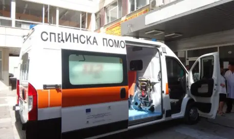 Три жени са ранени след удар между автобус и товарен автомобил край Кресна - 1