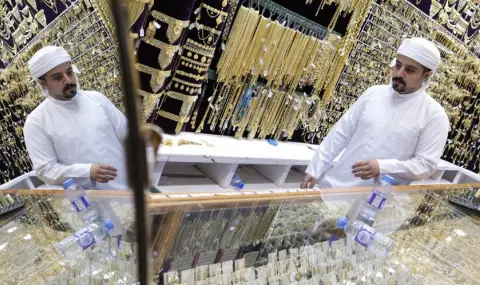 Златото в Дубай поевтиняа, защото трудно се изнася - 1