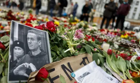Родителите на Навални благодариха на хората, отдали му почит на гроба - 1