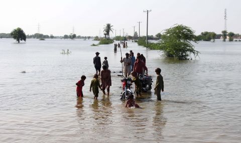 Броят на жертвите на наводненията в Пакистан надхвърли 1200 - 1