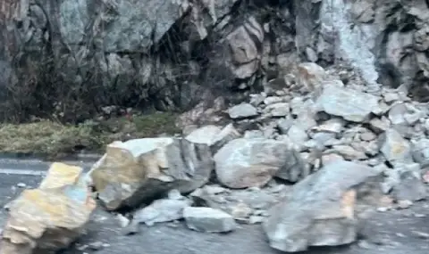 Огромни камъни се свлякоха на път Е79 пред автомобил - 1