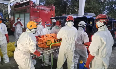 54 са жертвите на срутването на индонезийско религиозно училище - 1