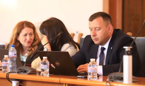 Правната комисия в НС отхвърли предложението за референдум за запазване на лева - 1