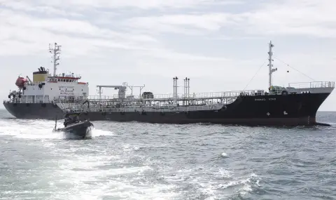 Петролен танкер се запали в Индонезия: над 10 загинали - 1