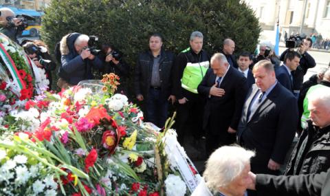 Борисов поднесе цветя пред паметника на Левски в София (СНИМКИ) - 1