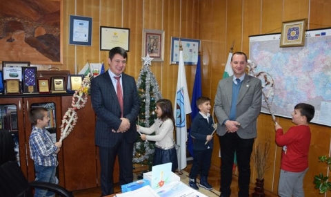 Деца сурвакаха кмета на Ардино за здраве и берекет - 1