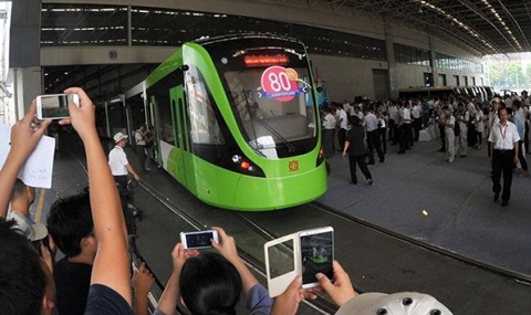 Китайски трамвай се движи без жица - 1