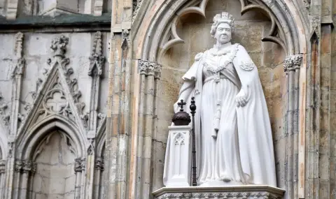 Статуя на Елизабет II с любимите й кучета откриват във Великобритания  - 1