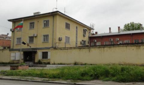Иззеха 128 мобилни телефона от затвора в Пловдив - 1