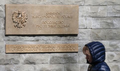 Москва: Заляха с червена боя табелата на полското посолство - 1