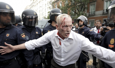 Полицията окървави протеста пред парламента в Мадрид - 1