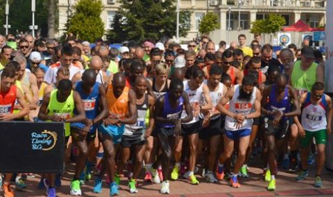 Общо 121 атлети стартираха в класическата дистанция - 42.195 километра на маратона във Варна - 1