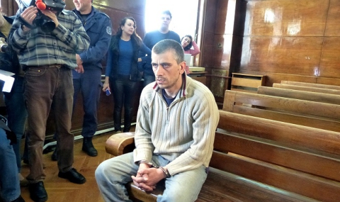 Съдът остави в ареста бащата-убиец от Русе - 1