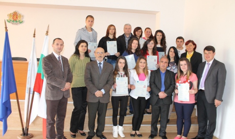 Сертификати за 12 ученици от Ардино по проекта „Ученически практики” - 1