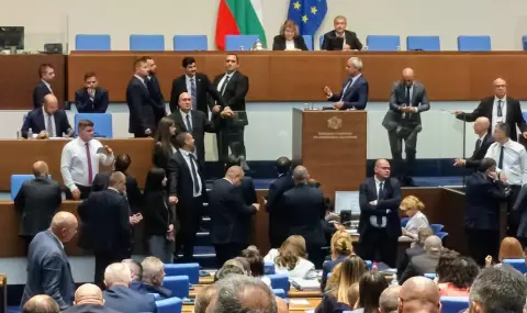 Цончо Ганев блъсна Божанков, депутати ги разтърваха (ВИДЕО) - 1