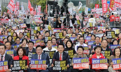 Thousands protest in Seoul against President Lee Jae-myeon - 1