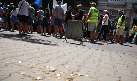 Протест в униформа:Полицаи хвърлят стотинки по финансовото министерство  - 1